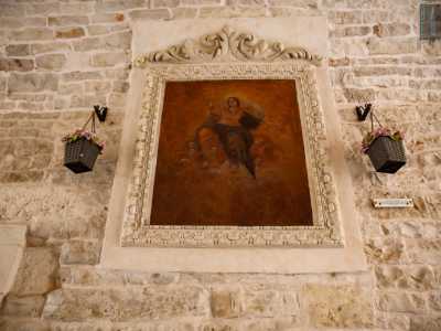 Al suo cospetto ci si riuniva la sera del 14 agosto per recitare il rosario delle �100 croci�, ovvero le 100 Ave Maria. La sera dopo si tornava poi sul posto per banchettare con l�anguria fresca